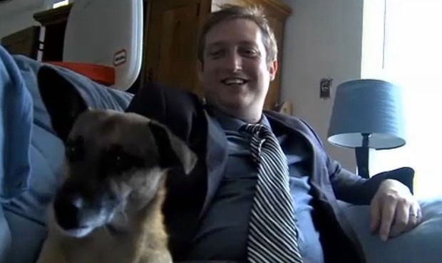 Publicó su deseo de casarse con su perro y perdió el trabajo | Curiosidades
