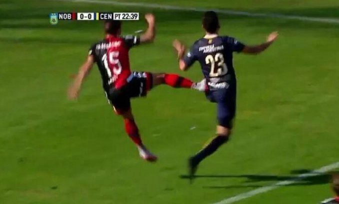 La terrible patada del clásico rosarino que para Pitana no fue foul | Deportes