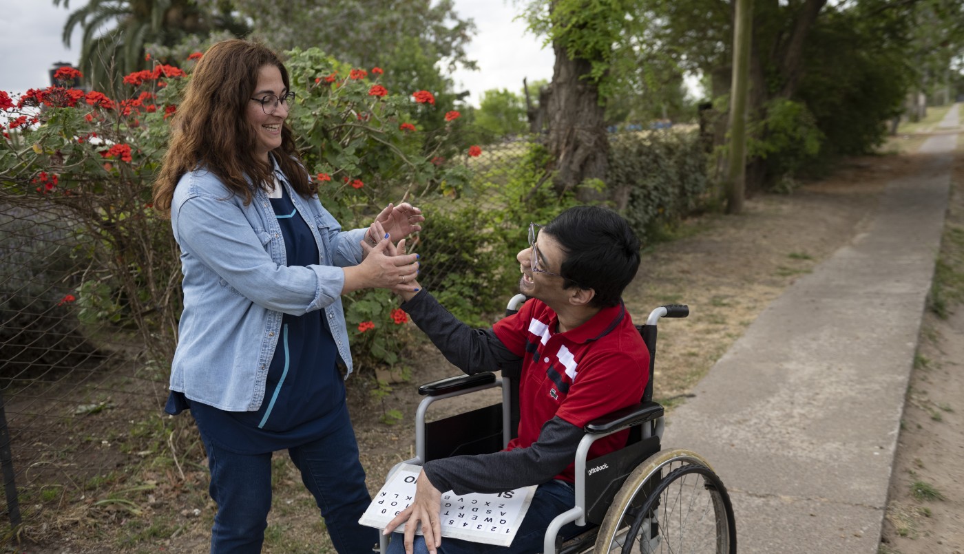 Un joven con parálisis cerebral transformó 200 palabras diarias en su primera novela | Actualidad