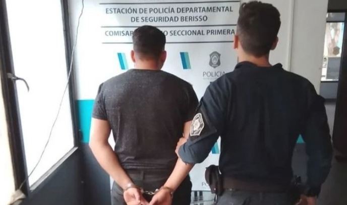 Cuatro policías heridos al intentar controlar a un luchador de artes marciales en el calabozo | Actualidad