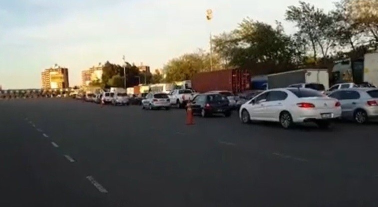 Caos en peajes por protestas de trabajadores: limitan pasos y levantan barreras | Actualidad