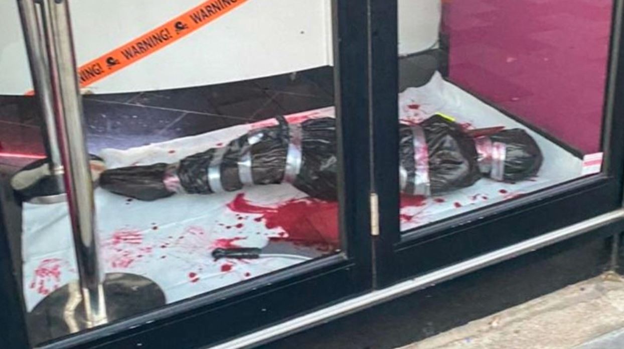 La escena de un crimen: polémica en Reino Unido por la decoración de Halloween elegida por una heladería | Internacionales