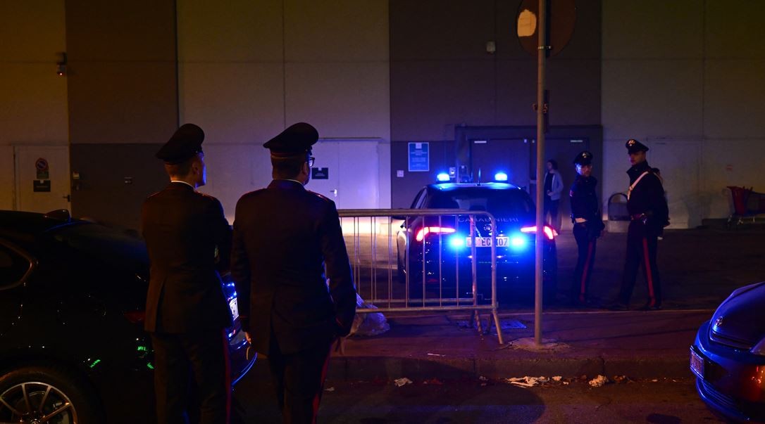 Un muerto y cuatro heridos, entre ellos un jugador de la Serie A, en un ataque a puñaladas en un shopping de Milán | Internacionales