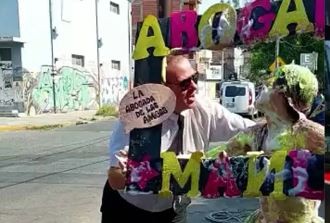 Se recibió de abogada y festejó con el chofer de colectivo que la acompañó durante toda la carrera | Actualidad