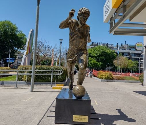 Maradona en el Obelisco: instalan una escultura de "El Diez" en la Plaza de la República | Actualidad