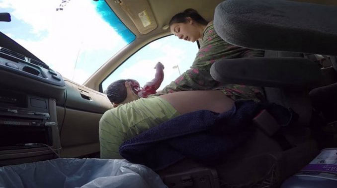 Una mujer dio a luz en su auto camino a la clínica y el parto quedó grabado | Curiosidades