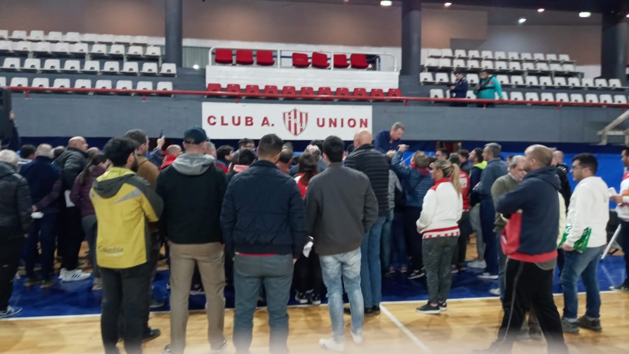 Tensión, gritos, insultos y balance no aprobado en la asamblea de Unión | Deportes