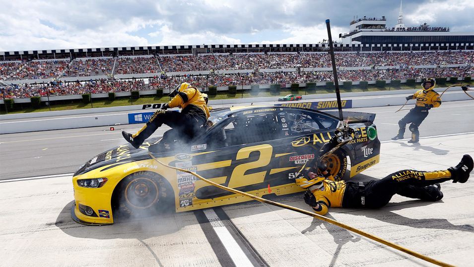 Piloto de Nascar calculó mal el ingreso a boxes y atropelló a su equipo | Deportes