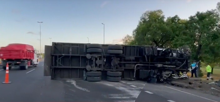 Más complicaciones para viajar: volcó un camión con carne en la autpista Riccheri | Actualidad