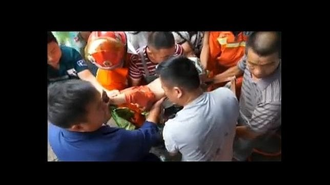 Un niño se queda atrapado en una picadora de carne en China | Curiosidades