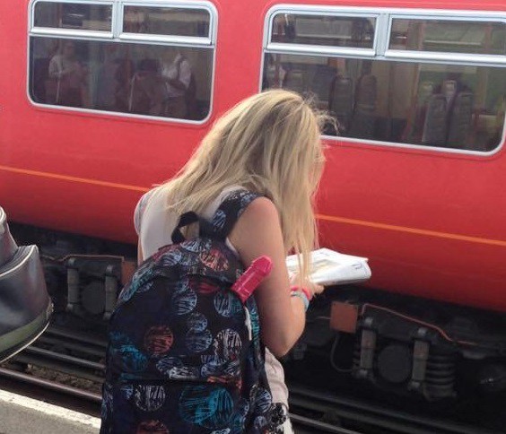 #MisterioViral : ¿qué lleva esta chica en su mochila? | Curiosidades