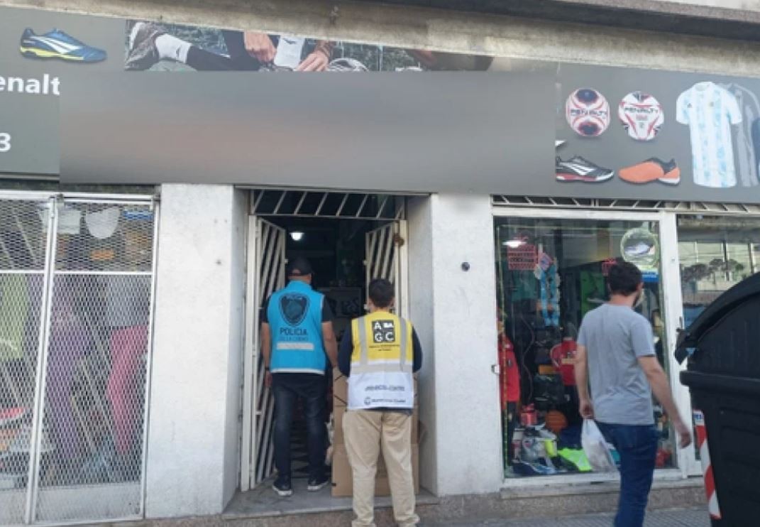 Incautan 2.300 prendas con marcas falsificadas valuadas en $14,5 millones | Actualidad