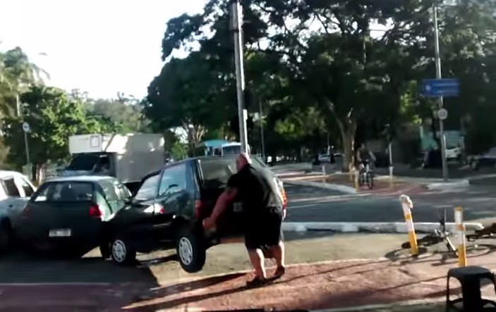 #Viral: levantó un auto con sus manos para sacarlo de la bicisenda | Curiosidades