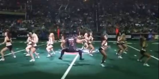 Un jugador de fútbol americano sorprende con su baile | Deportes