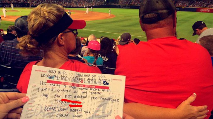 Le avisaron a un hombre que su mujer lo engañaba en un partido de beisbol | Curiosidades