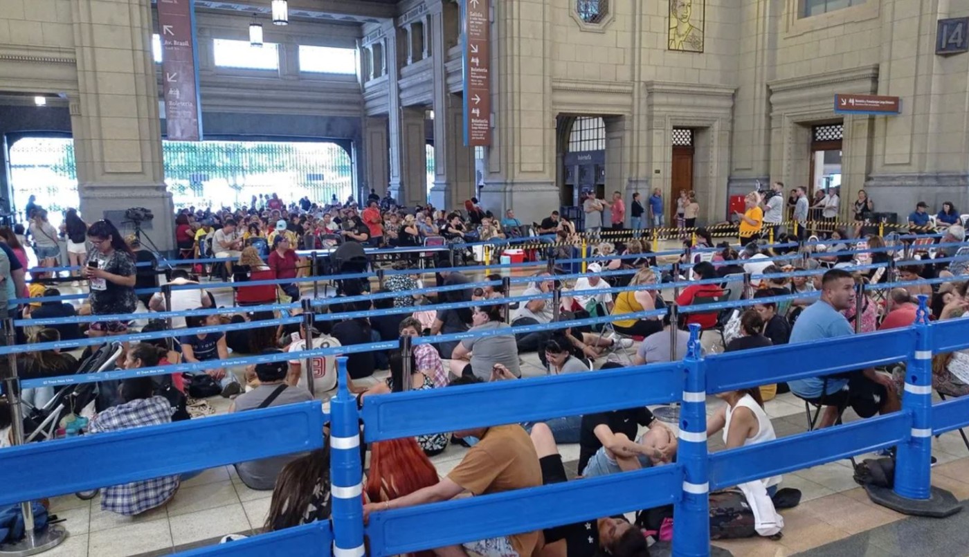 Largas filas y caos en Constitución para comprar un pasaje de tren a la Costa Atlántica | Actualidad