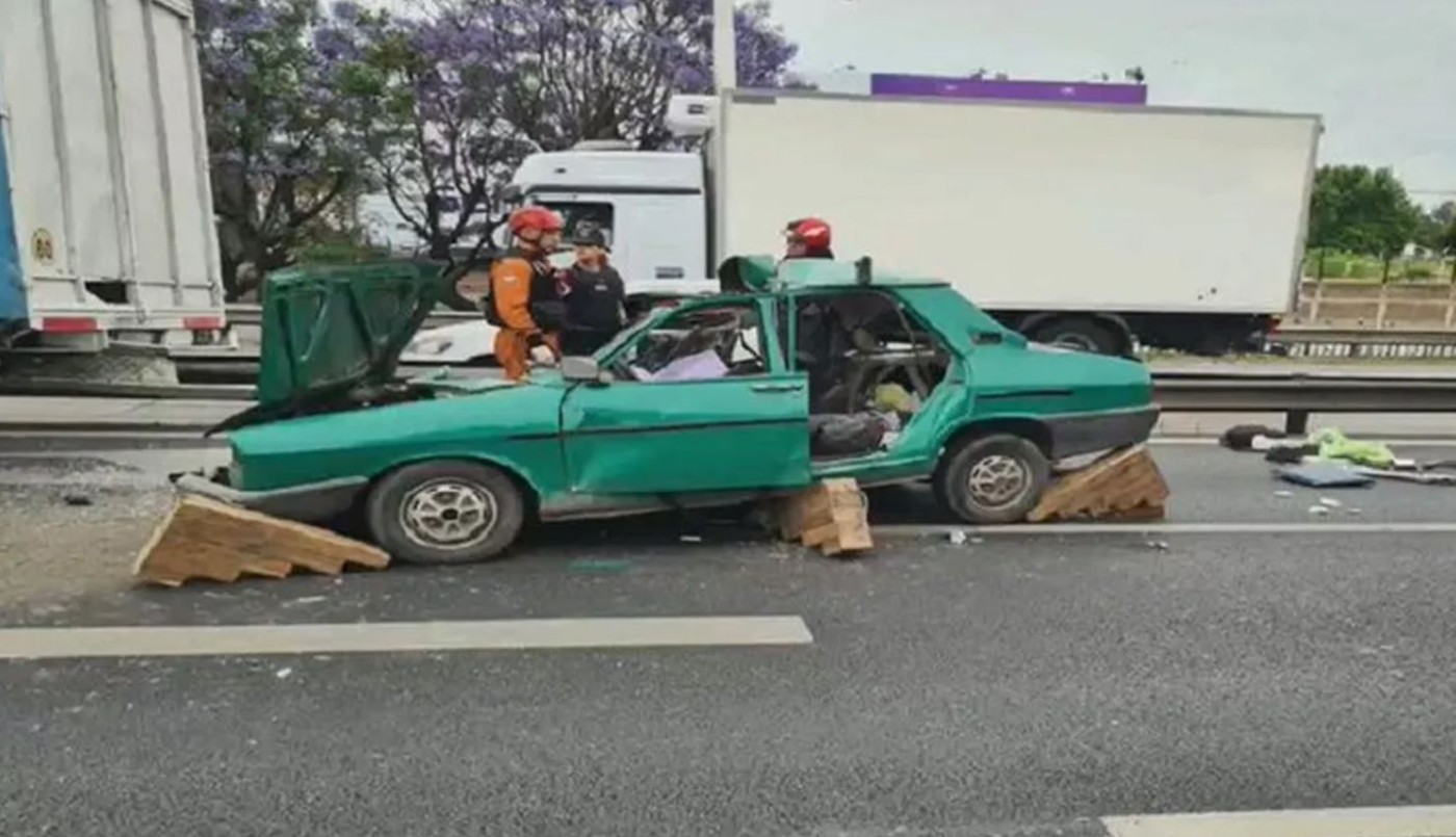 Dos muertos y un herido grave al chocar un auto contra un camión en la General Paz | Actualidad