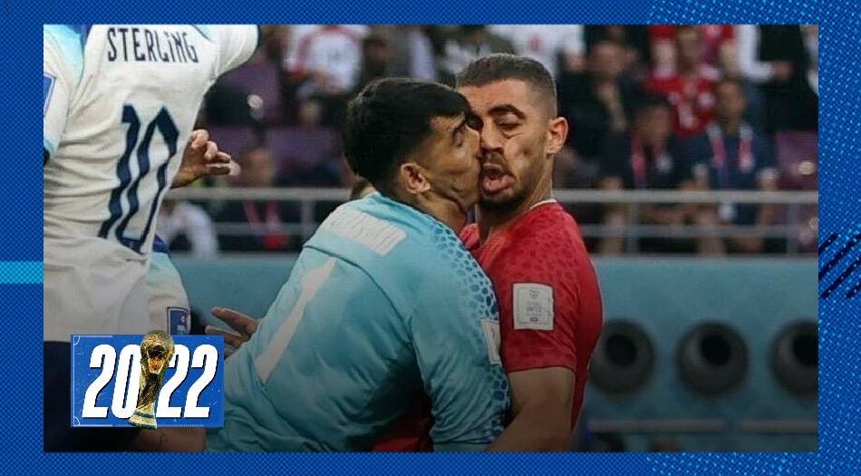 El arquero iraní fue retirado en camilla tras un duro golpe con un compañero | Qatar 2022