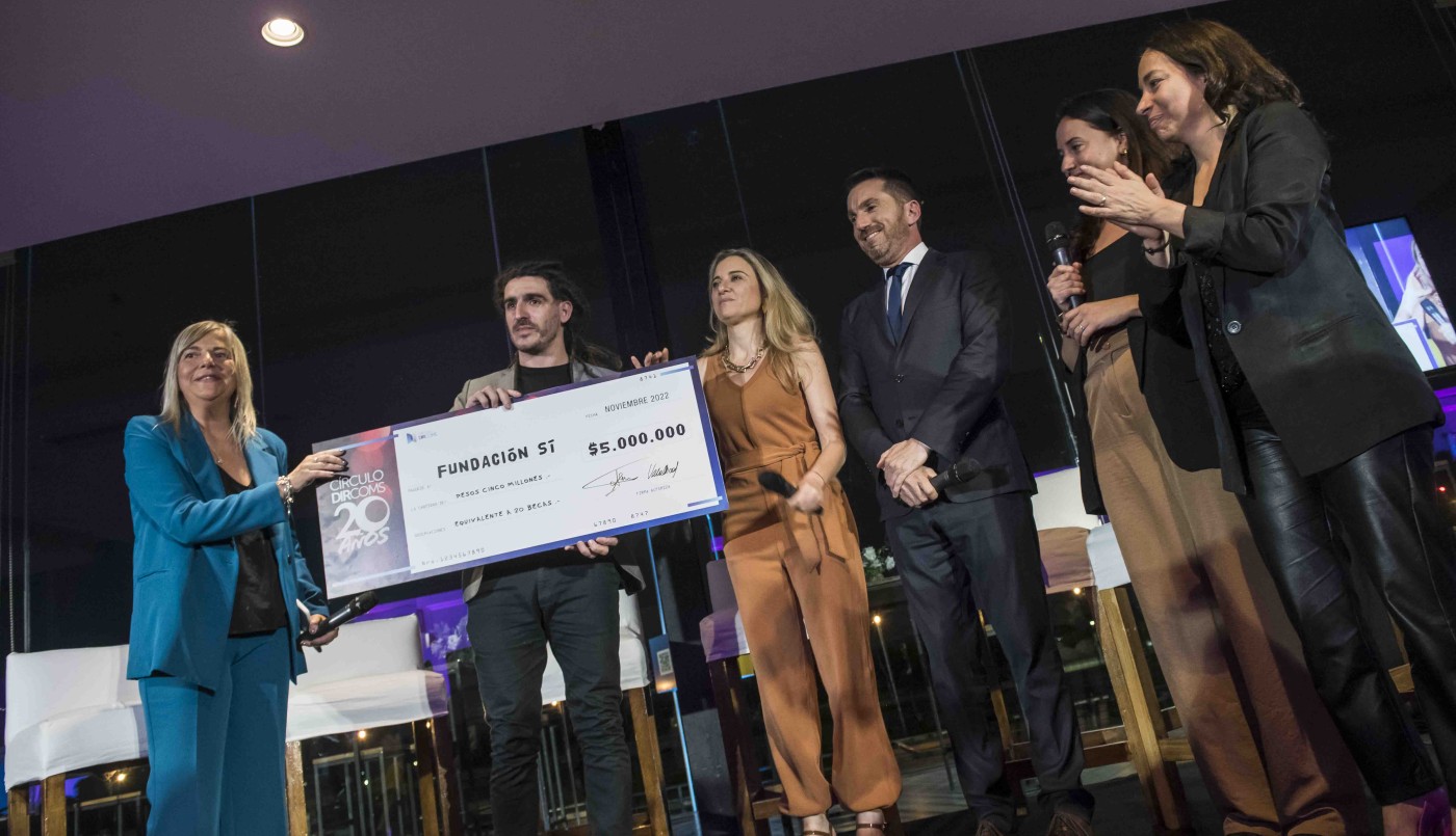 Profesionales de la comunicación donan becas universitarias a la Fundación SI | Actualidad