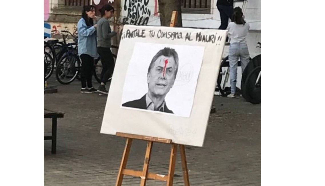 Exhiben una foto de Macri con un tiro en la cabeza en la facultad de Humanidades | Política