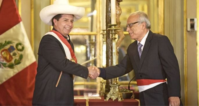Perú: Renunció el primer ministro y el presidente Castillo renueva todo su gabinete | Internacionales