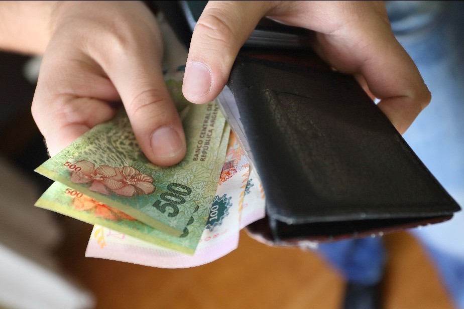 El Gobierno oficializó cómo serán los aumentos del salario mínimo hasta marzo | Economía