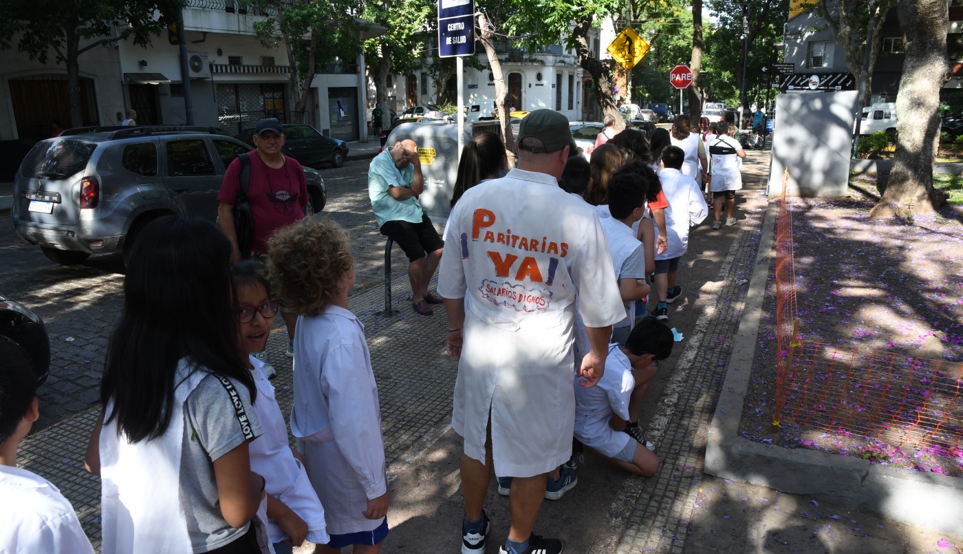 Realizan abrazo simbólico en una escuela de Palermo y piden seguridad ante reiterados robos | Actualidad