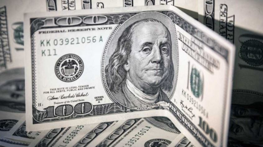 Tras tocar un récord, la cotización del dólar blue cerró a $359 | Economía