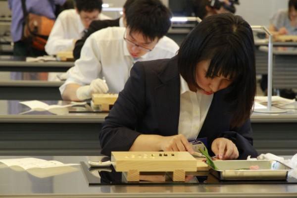 Cirujanos japoneses se entrenan "operando" piezas de sushi y origami | Curiosidades
