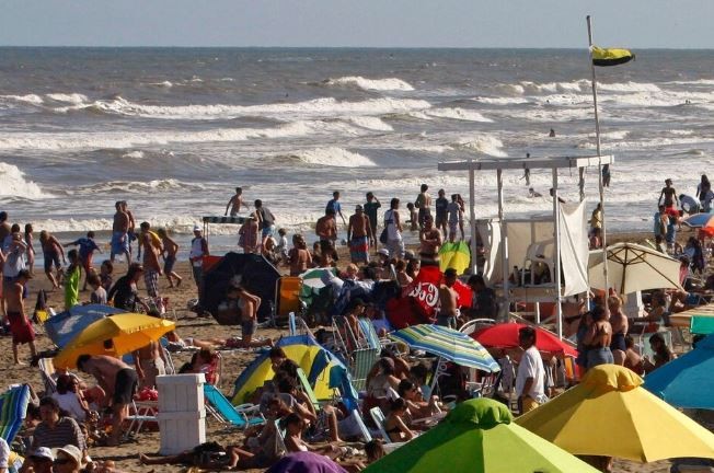 Falleció en Pinamar el turista a quien una ola arrastró y golpeó su cabeza contra la arena | Actualidad