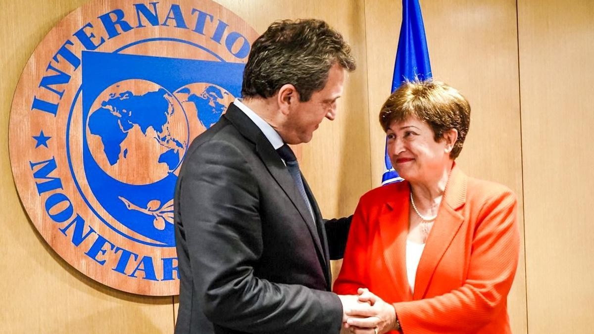 El Gobierno sobrecumplió la meta fiscal pactada con el FMI para el 2022 | Política