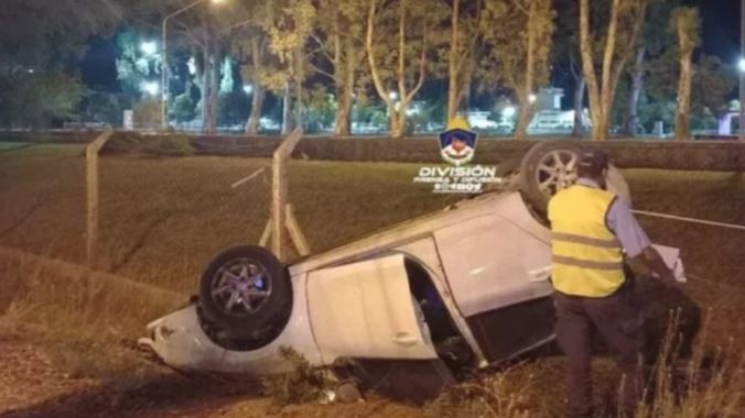 Volcó con su auto y lo fue a buscar un familiar que estaba más borracho que él | Actualidad