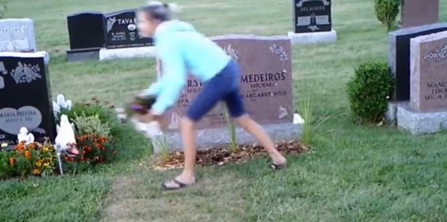 Canadá: buscan a la ladrona de flores "escrachada" en el cementerio | Curiosidades