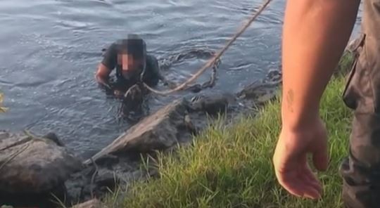 Huye de la policía por conducir una motocicleta robada, se arroja al Riachuelo y termina internado | Actualidad