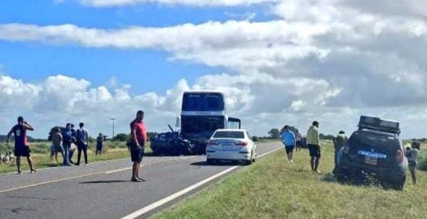 Dos muertos y cinco heridos en un choque frontal entre un micro y un auto en la Ruta 11 | Actualidad