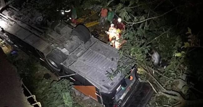 Cuatro muertos al caer un micro desde un puente en Brasil: transportaba a un equipo juvenil de fútbol | Internacionales