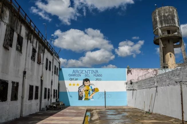 Pintaron un mural gigante de Messi con la Copa del Mundo en una cárcel bonaerense | Actualidad