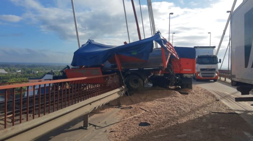 Un camión perdió el control y quedó colgando del puente Zárate-Brazo Largo | Actualidad