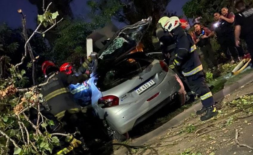 Un muerto y tres heridos en Villa Lugano tras chocar el auto contra un árbol durante una persecución policial | Actualidad