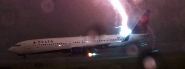El impactante momento en el que un rayo cae sobre un avión | Curiosidades