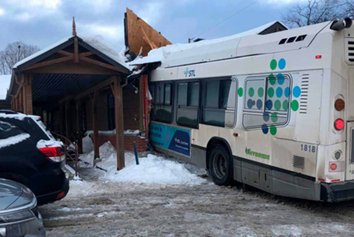 Dos niños murieron al estrellarse un colectivo contra una guardería en Canadá | Internacionales