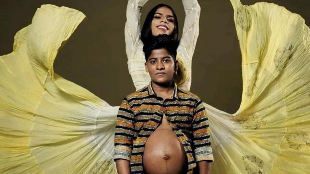 Con "lagrimas de felicidad", pareja trans celebra histórico nacimiento de su hijo en India | Internacionales