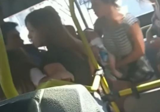 Video: Una mujer arrojó gas pimienta en un colectivo | Actualidad