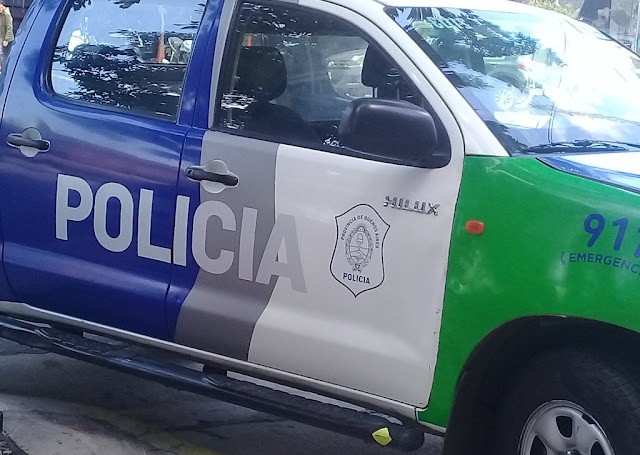 Hieren de un balazo a un policía de Ciudad para robarle la moto en Lomas de Zamora | Actualidad