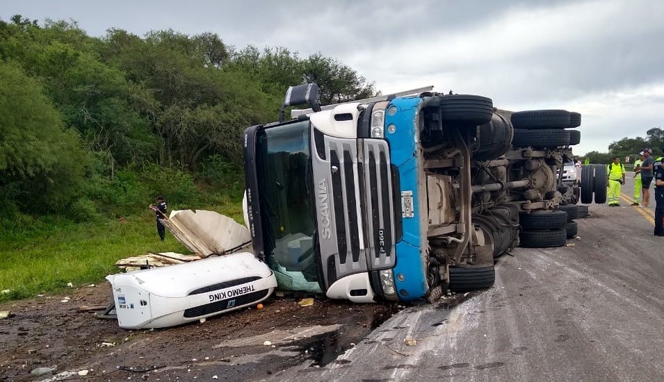 Volcó camión frigorífico: lo saqueron y se robaron 11.000 kilos de carne | Actualidad