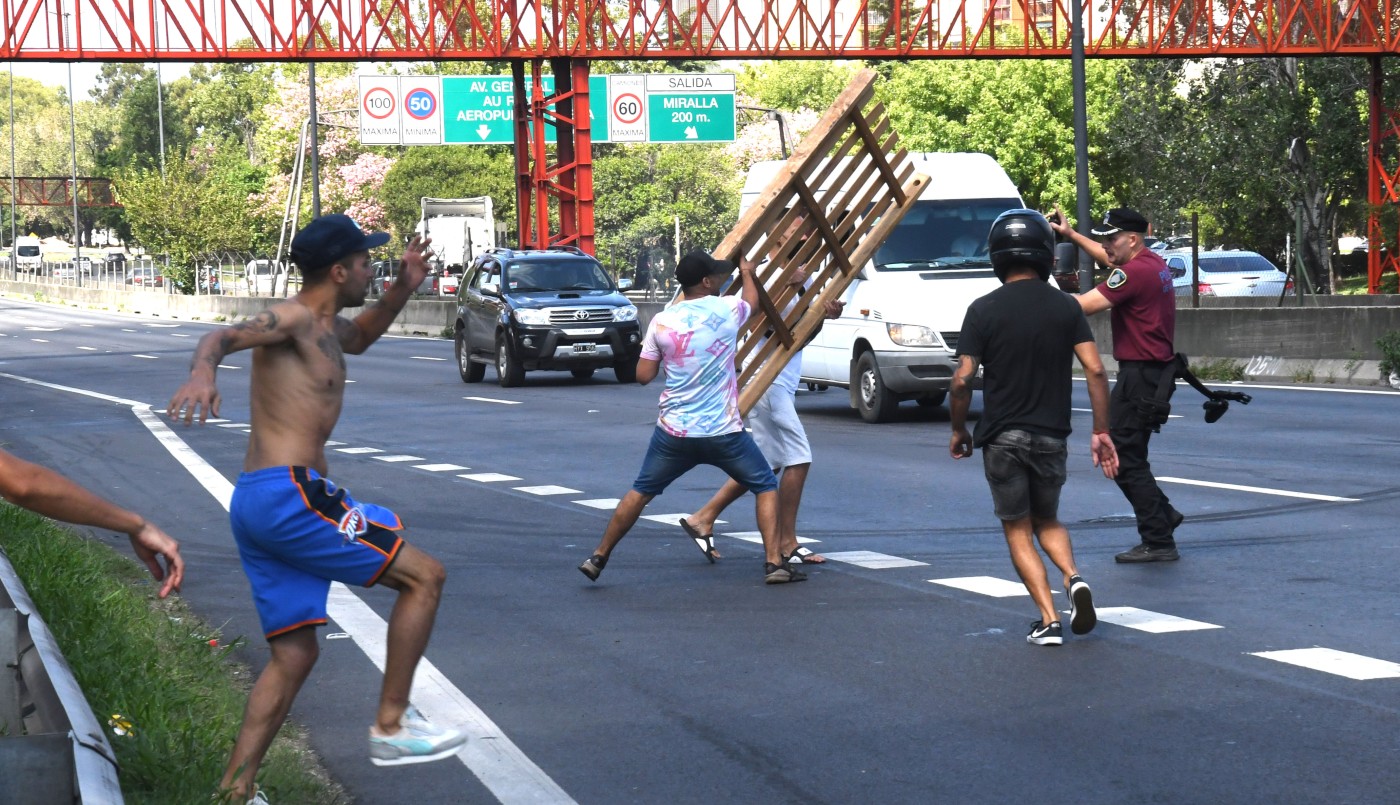Incidentes tras el desalojo a los vecinos que protestaban por los cortes de luz en la Autopista Dellepiane | Actualidad