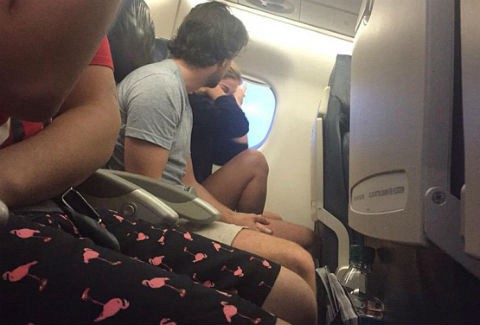 Una mujer tuiteó la pelea de una pareja en pleno vuelo | Curiosidades
