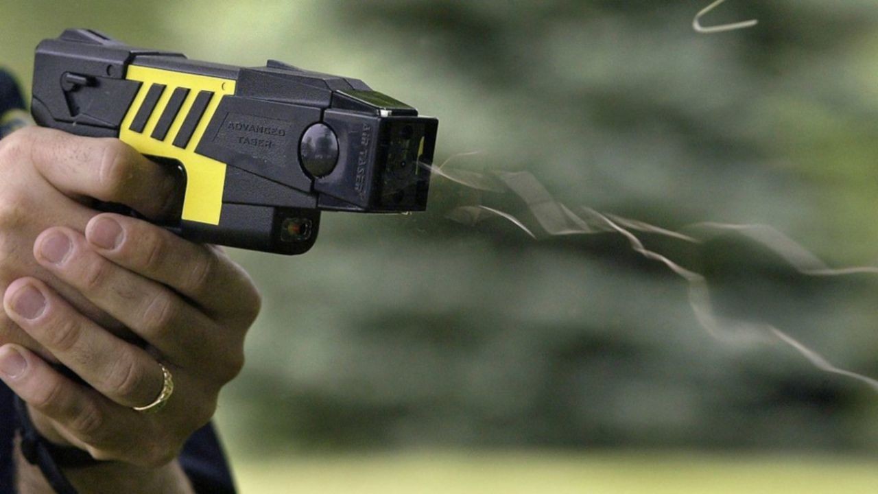 El Gobierno compró 100 pistolas Taser sin licitación | Política
