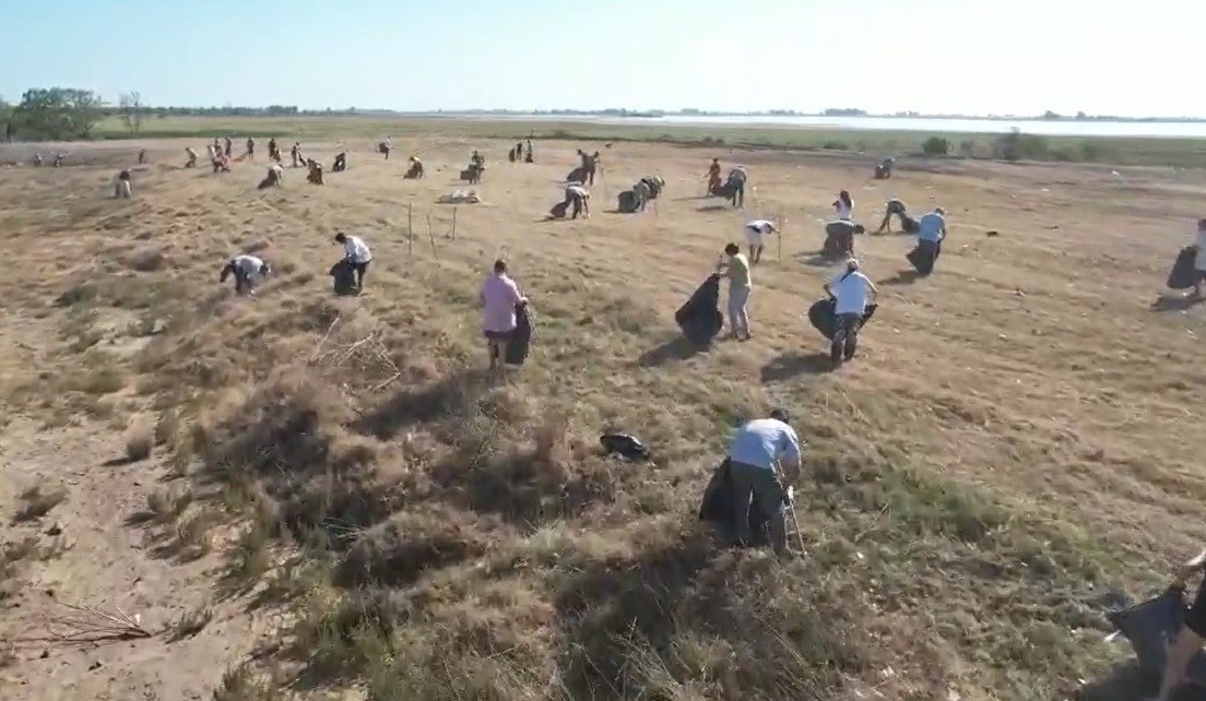 Intendente llevó a sus funcionarios a limpiar un basural a cielo abierto: "Que vean el trabajo del otro" | Política