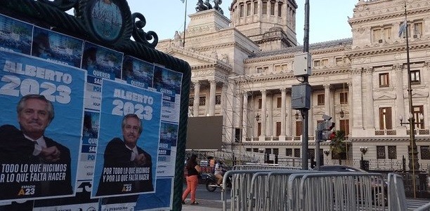 El barrio de Congreso, empapelado con afiches de "Alberto 2023" | Política